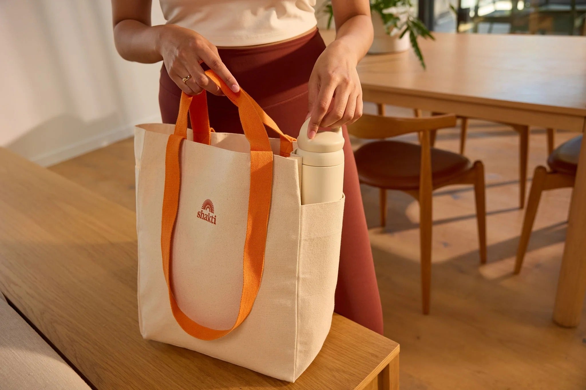 2 HANDLES. 3 POCKETS. INFINITE USE.